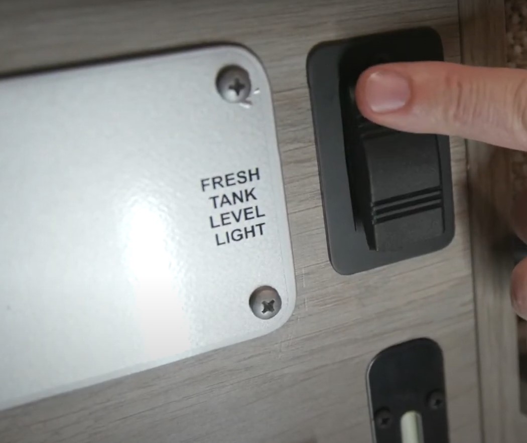 Winnebago_RH_XL_fresh_water_tank_level.jpg