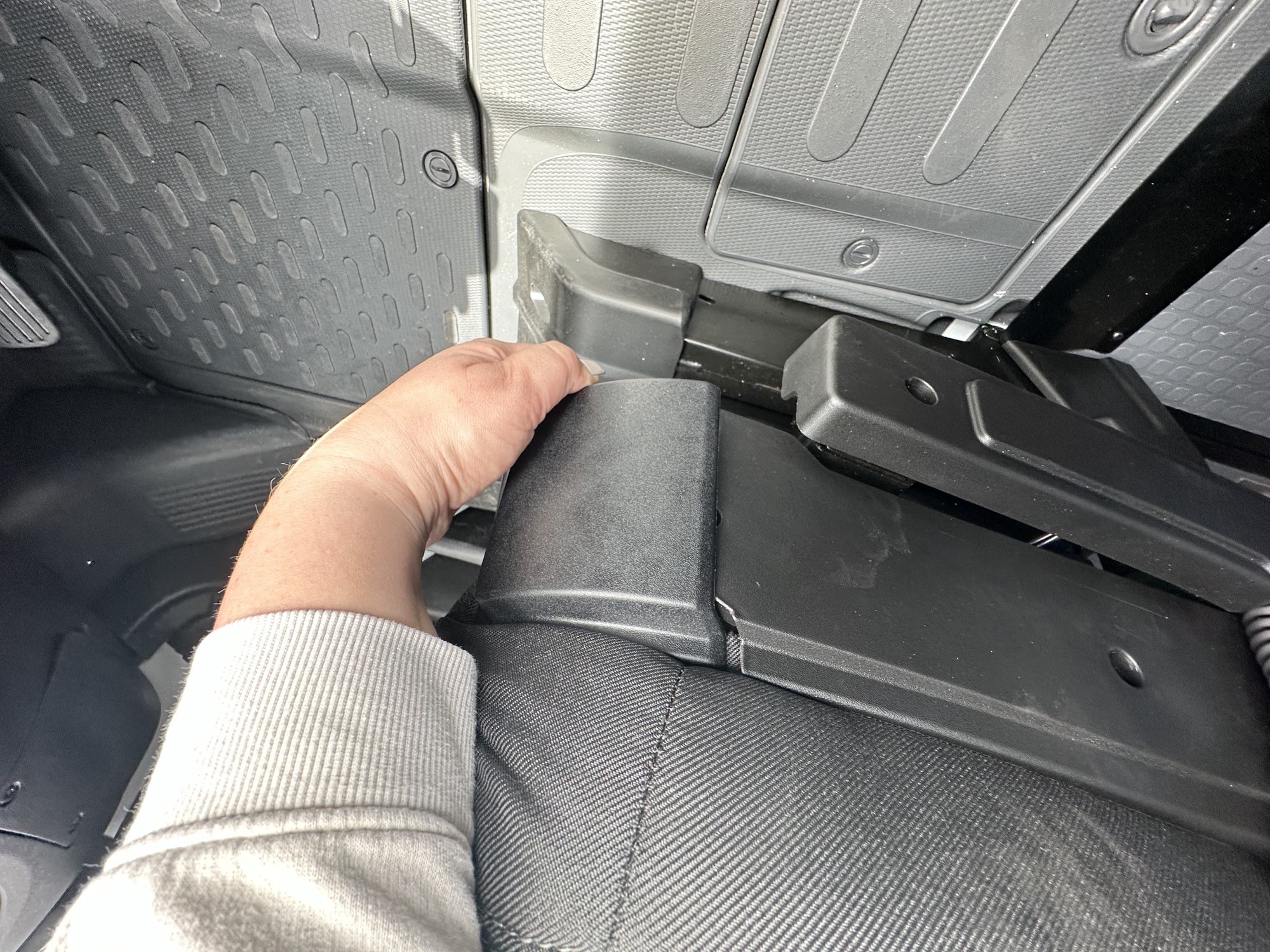 Winnebago_RH_XL_seat_swivel_lever.jpg