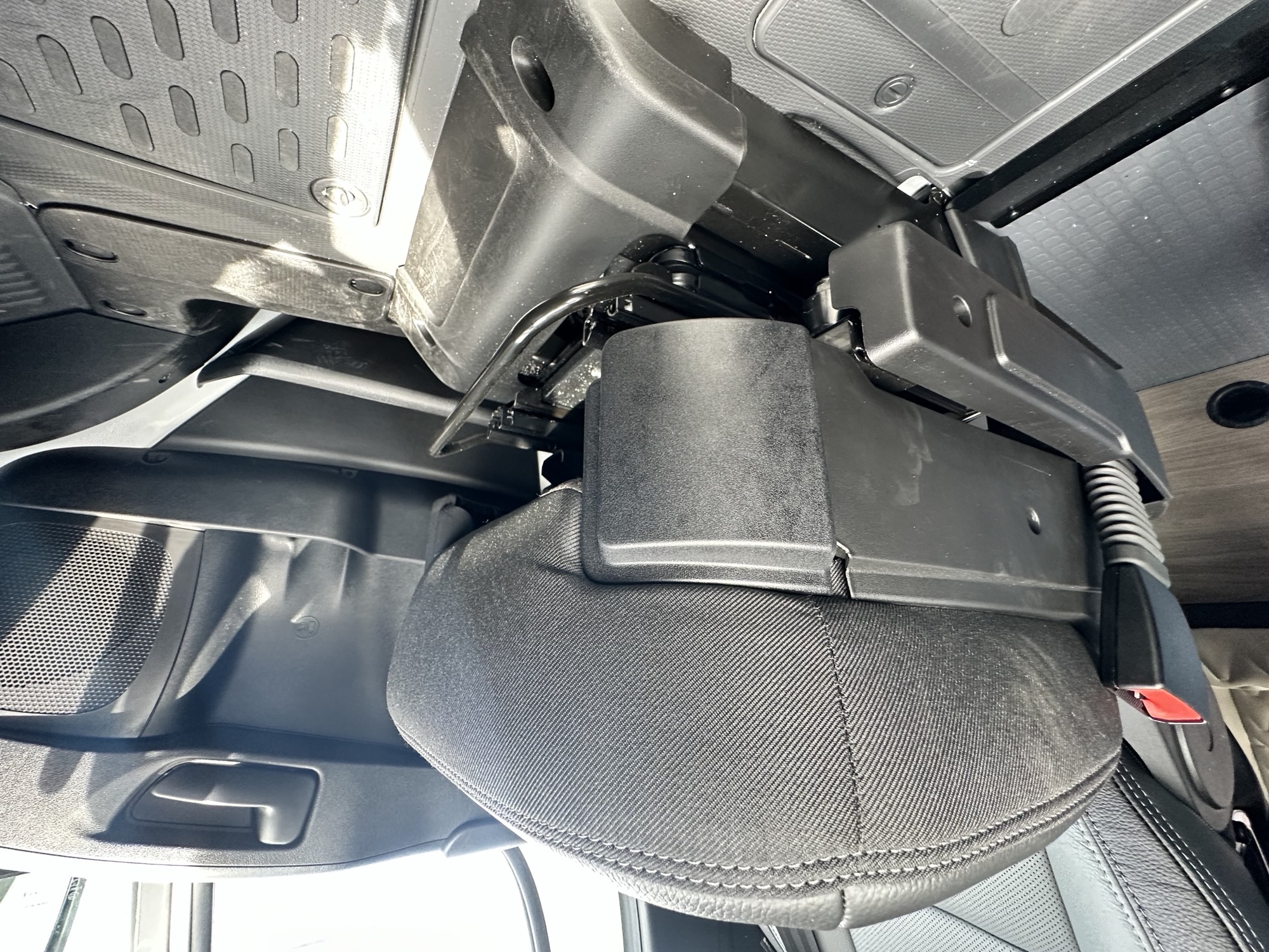 Winnebago_RH_XL_seat_lever_2.jpeg