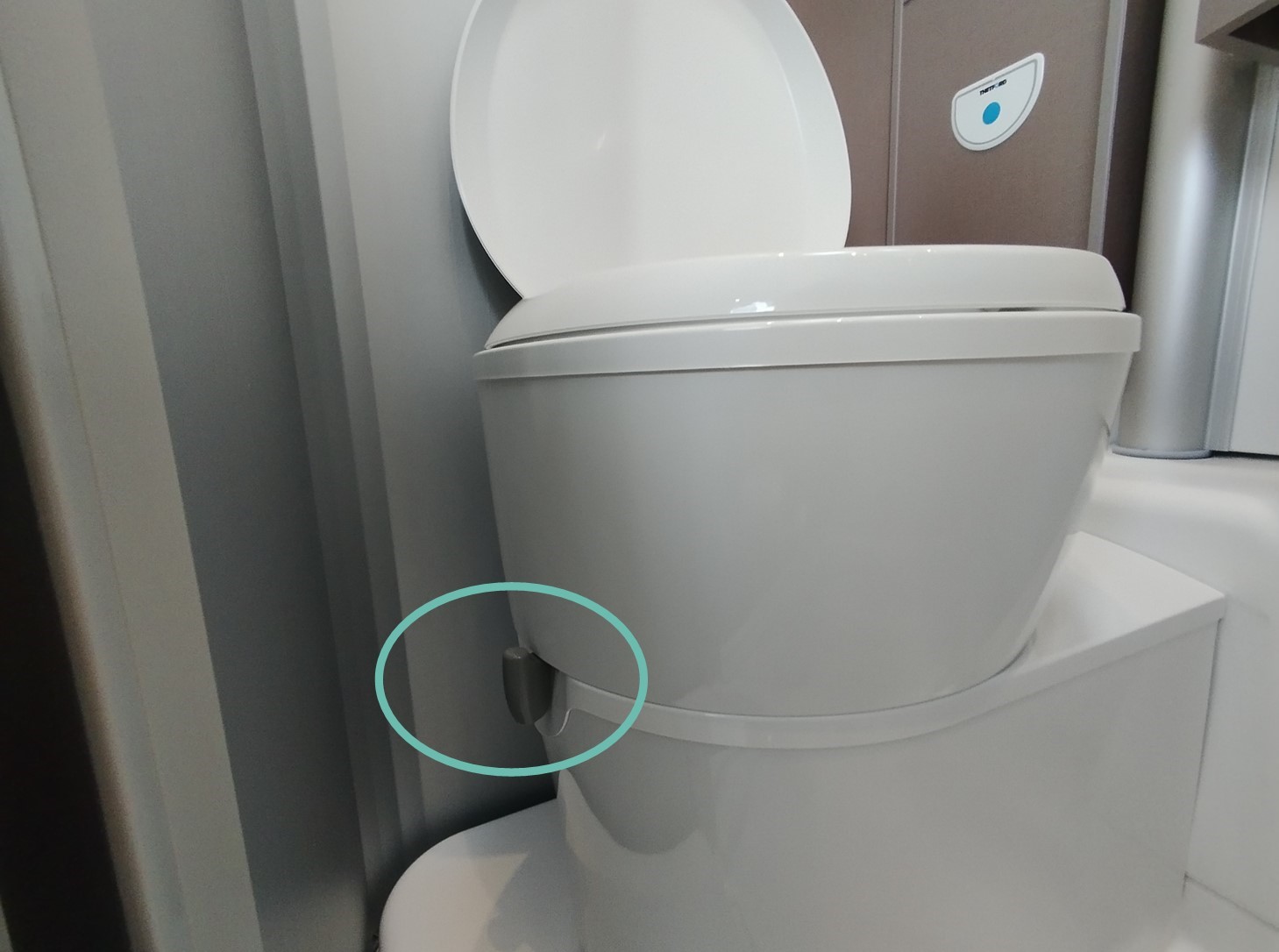 toilette bürstner eliseo.jpg