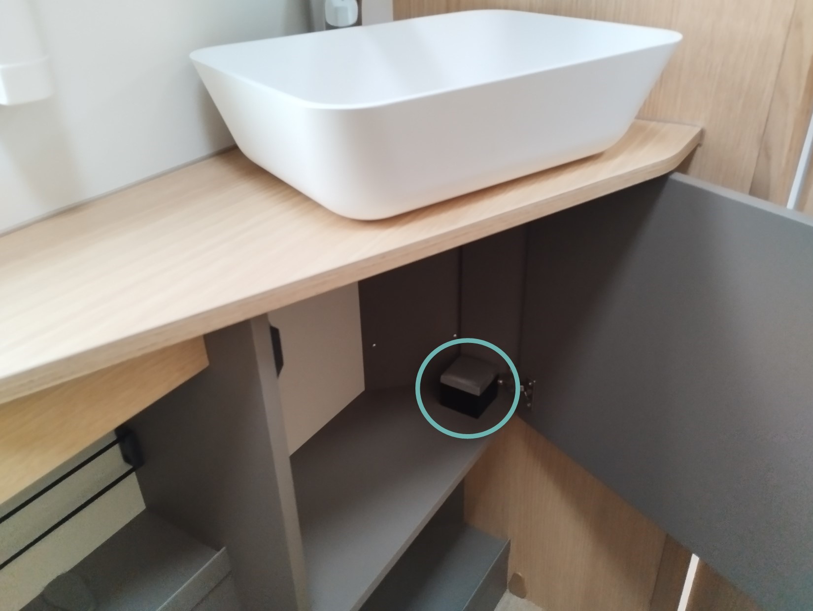 steckdose waschbecken badezimmer.jpg