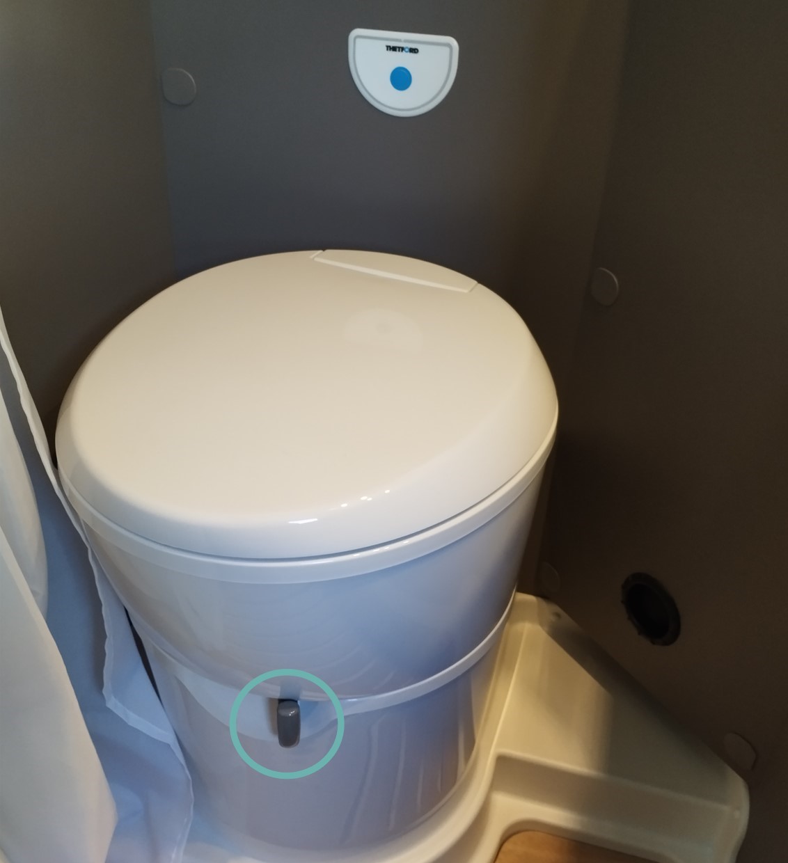 grauer hebel toilette.jpg